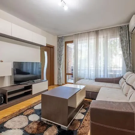 Spacious Newly Furnished 1 Bdrm شقة *