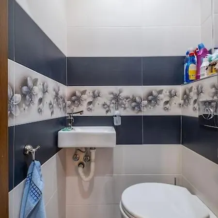 Spacious Newly Furnished 1 Bdrm Apartament *